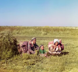遊牧民キルギス：1905年から1915年の間にロシア帝国のゴロドナイア大草原に住む男性、女性、子供